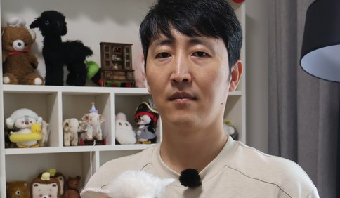 青岛故事｜手作玩偶“出圈”又“出海”，青岛“宝爸”用爱缝织童话世界