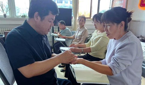 青岛故事｜她用一厘米的视线，“推”开黑暗见光明！39岁单亲视障妈妈拜师学习小儿推拿