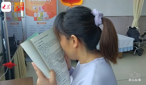 青岛故事｜她用一厘米的视线，“推”开黑暗见光明！39岁单亲视障妈妈拜师学艺