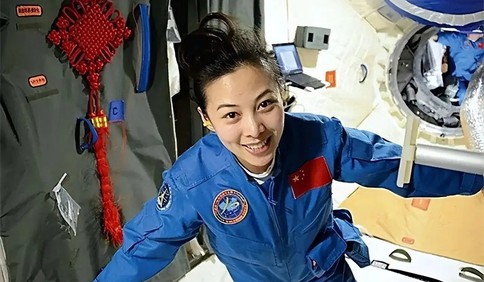 闪电评论 |  每一位妇女都是时代的主角