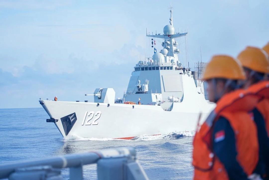 首次海上补给成功！海军唐山舰、大庆舰、太湖舰奔赴亚丁湾