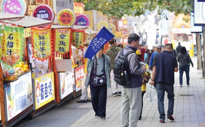 打卡青岛老城 游客沉浸式逛吃