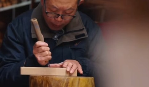 青岛故事｜他将栈桥“搬上”葛村榼子，为让更多人了解非遗，爱上青岛