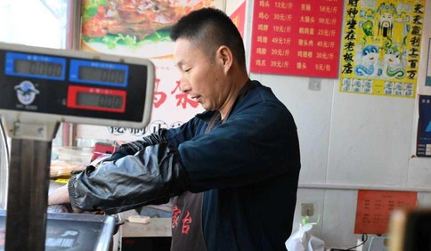 青岛故事｜从驾校教练到烟火“艺术家”：苗双明的烤鸡架与百味人生