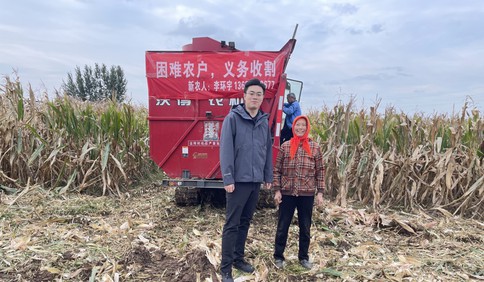 青岛故事｜自家180亩先放放！胶州“90后”携收割机，为困难老人撑起希望