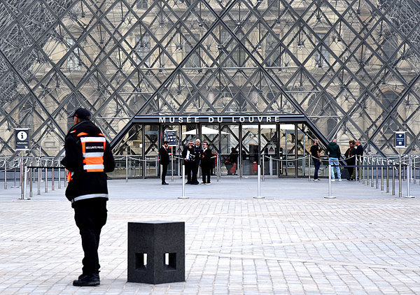 半岛观察｜遭抢文物未投保，追回可能性低！卢浮宫重新开门，大劫案背后是什么在失守？