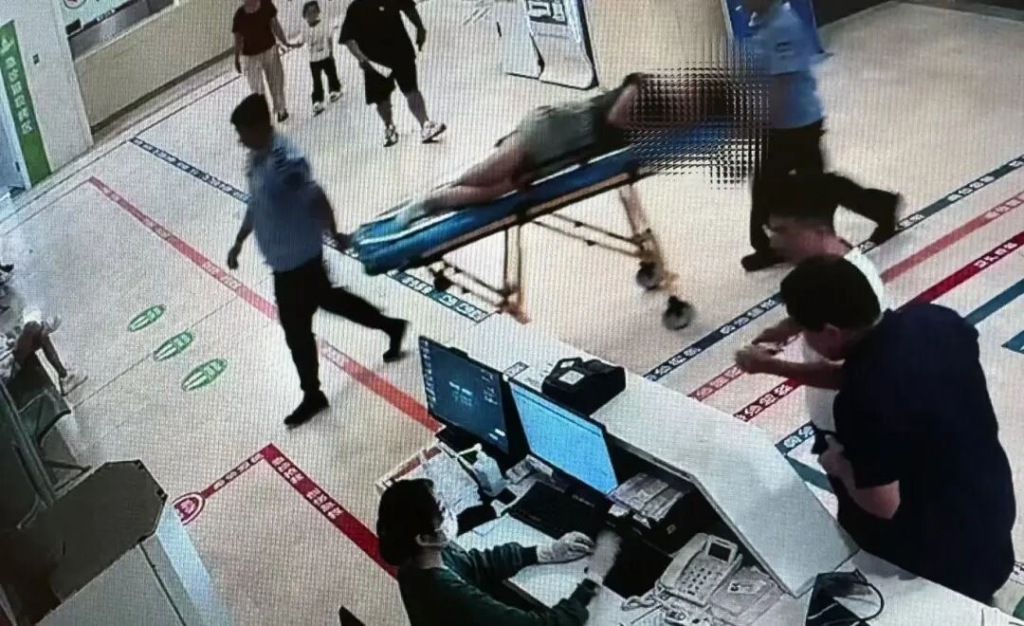 狂炫自助餐后摔倒致胃破裂，28岁女子遇险，医生提醒：饱胃如吹满的气球易“爆胎”