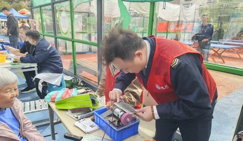 别样重阳！公交志愿者赶大集送服务，暖了老人心