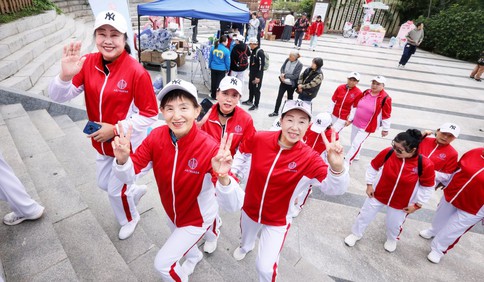 重阳登高 彩色“纽带”绘金秋