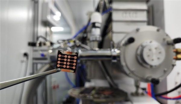 刷新纪录!多晶薄膜太阳能电池光电转化效率首次超过30%