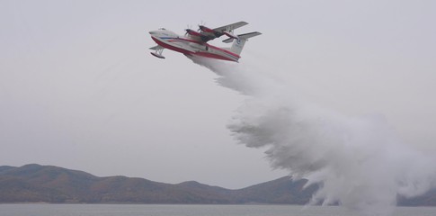 AG600“鲲龙”圆满完成首次野外环境汲水投水演练