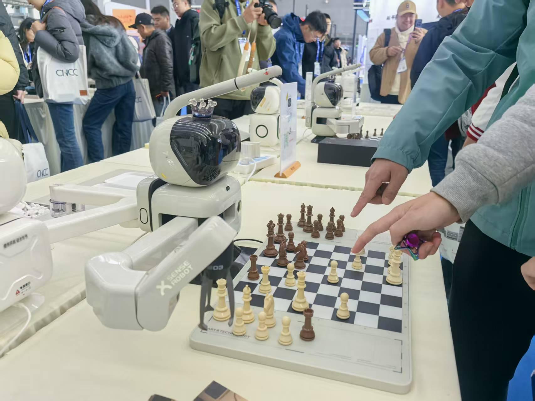 AI下棋、张口成歌还能虚拟做实验！CCF计算机展解锁科技互动新体验