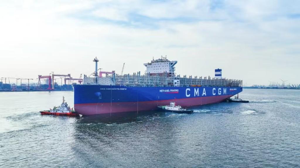 大船天津首制甲醇双燃料集装箱船出海试航