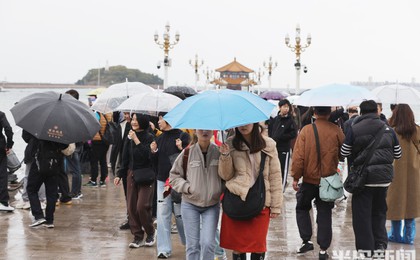 青岛栈桥景区：雨中人鸥共舞