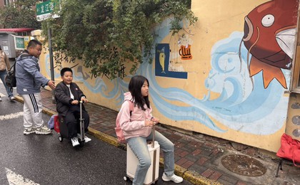 龙江路引游客携行李打卡 老城文艺氛围浓