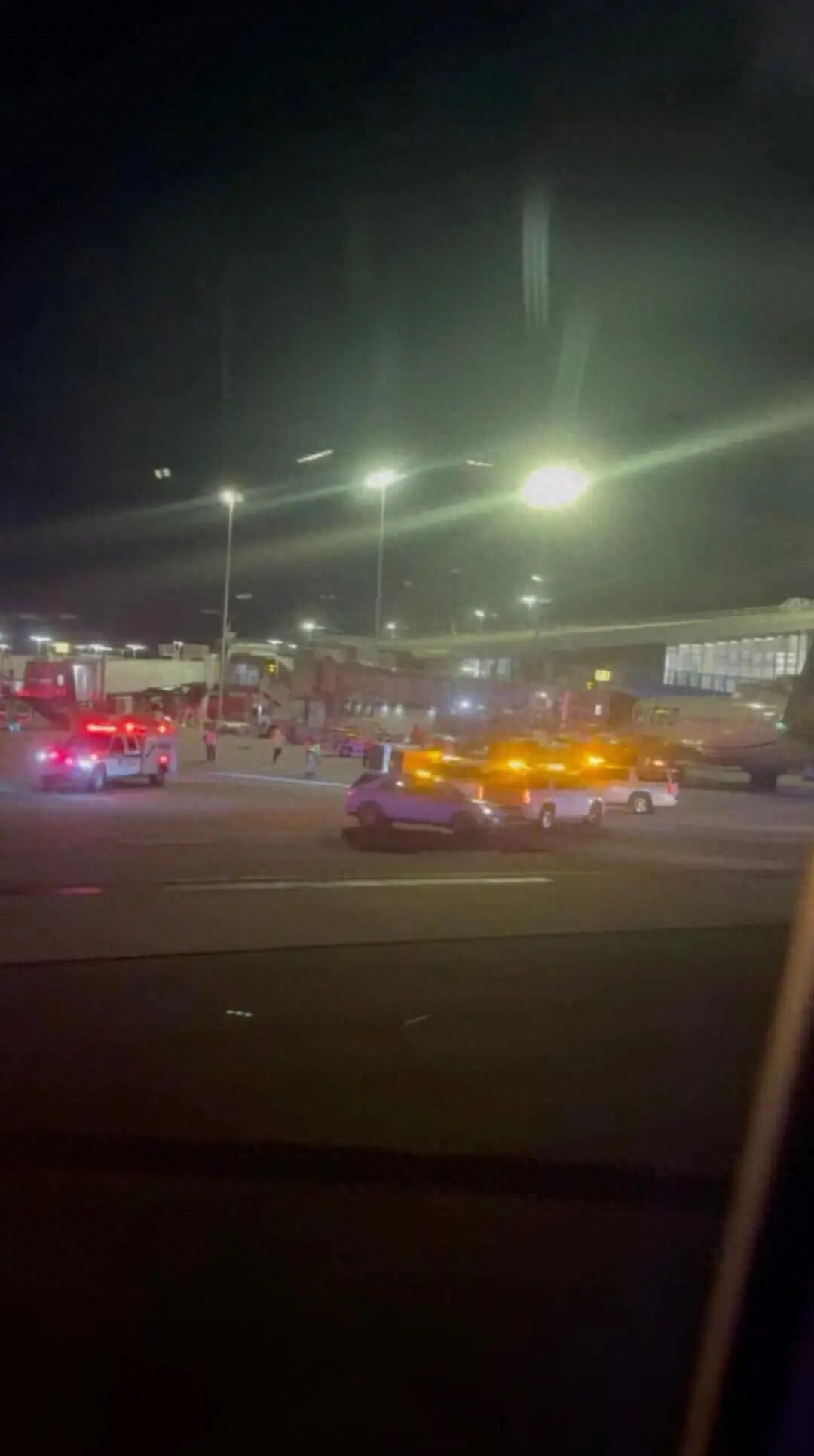 美国纽约两架联合航空客机发生地面擦碰事故，当时机场航班出现严重延误