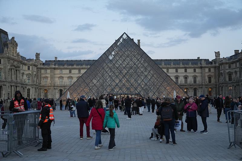 卢浮宫抢劫案嫌疑人多为惯犯 其中两人曾共同犯案