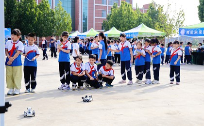 潍坊社会力量与教育系统双向奔赴  —— AI项目为...