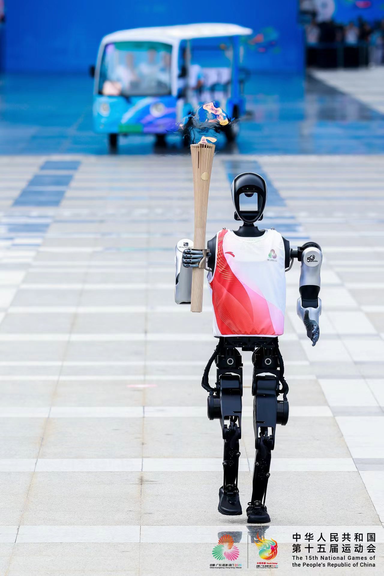 全球首款5G-A人形机器人完成火炬传递