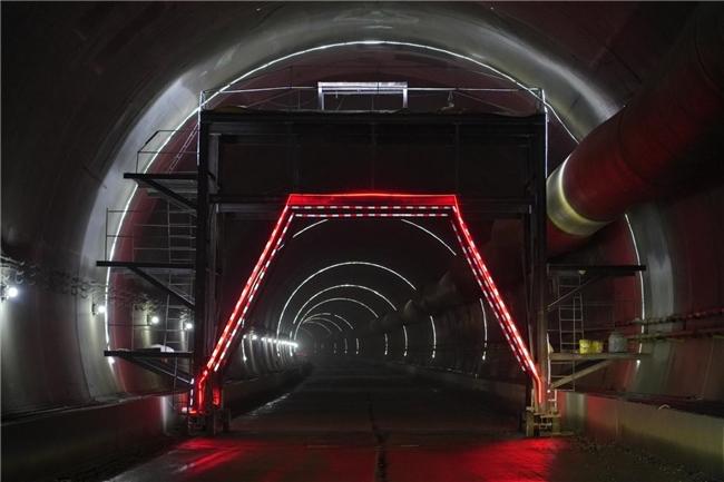 雄忻高铁首座超6000米长山岭隧道大光岩隧道贯通