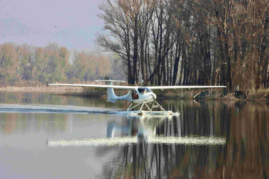 全球首款浮筒式双座水上电动飞机亮相北京延庆