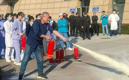胶州：消防安全进医院 现场实施灭火行动