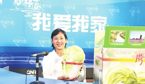 青岛故事｜胶州农村社会事业网络达人李春花：田埂上建起直播间