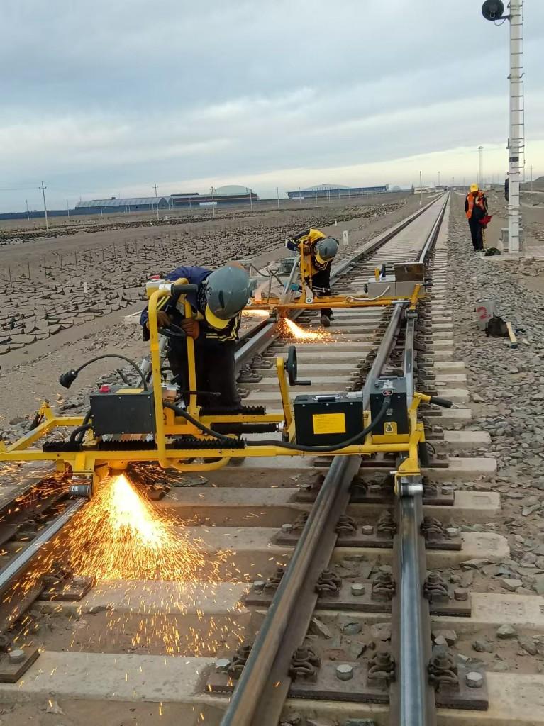 铁路道岔尖轨更换装置问世  作业效率实现三倍提速