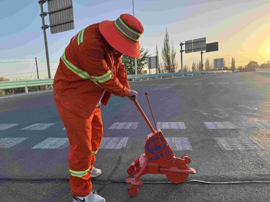 “公路裁缝”精准补缝  创新工具破解高速养护难题