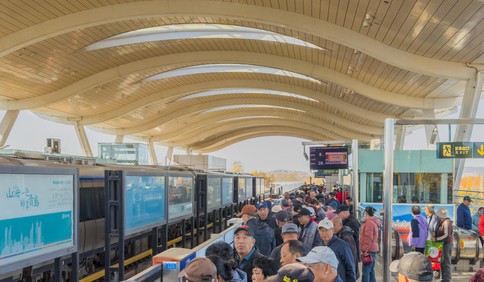 青岛故事 | 搭上地铁去赶集，青岛这条买菜“专线”火了，满眼都是小推车！