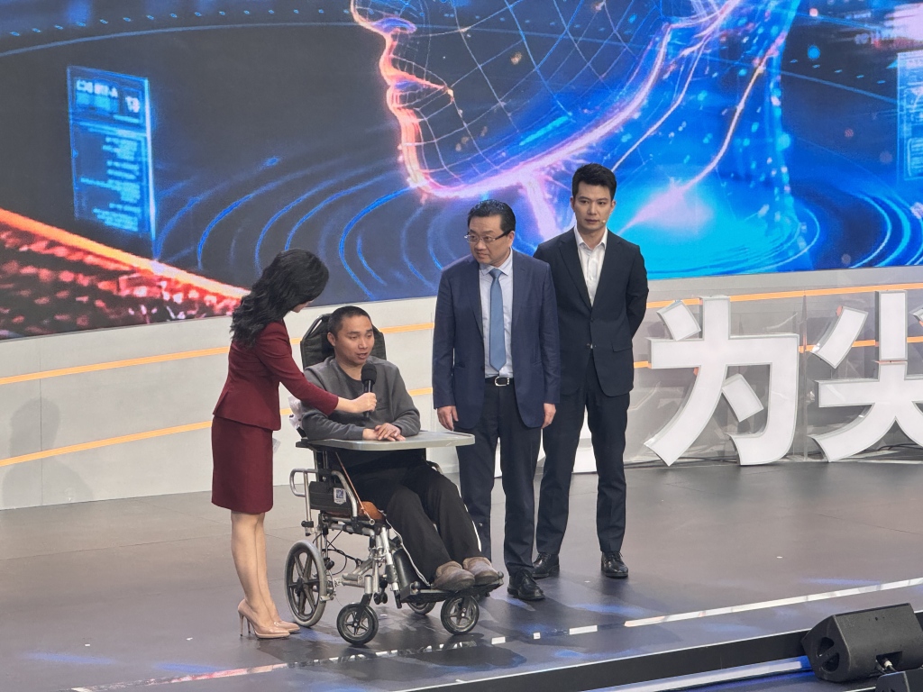 术后一年，高位截瘫的上海首例脑机接口植入患者能握笔写字了