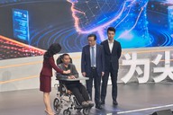 术后一年，高位截瘫的上海首例脑机接口植入患者能握笔写字了