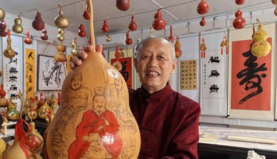 青岛故事｜烙铁为笔，葫芦为纸！25年2000余作品，免费授千徒，他让非遗变村民“金饭碗”