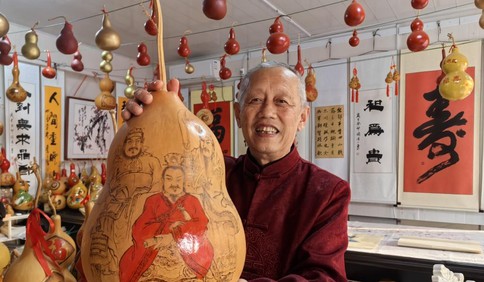 青岛故事｜烙铁为笔，葫芦为纸！25年2000余作品，免费授千徒，他让非遗变村民“金饭碗”