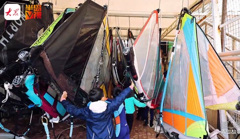 青岛故事 | 扬帆吧少年！青岛这所小学的帆船队每周逐浪三浴，曾夺得省级比赛20余枚金牌