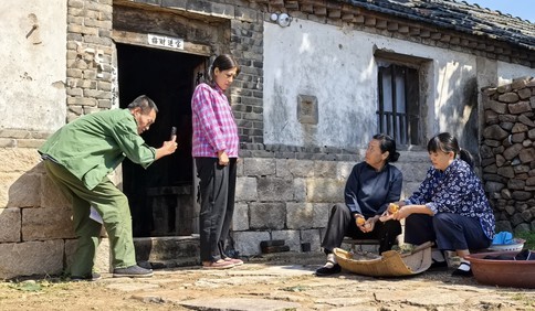 青岛故事丨村民又用一部手机拍出爆款短剧，上线一天播放量超1500万