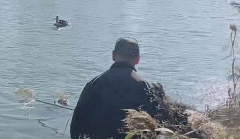 青岛故事｜老人跌落河中，靠羽绒服漂在水面，三人用竹竿将其救回岸边