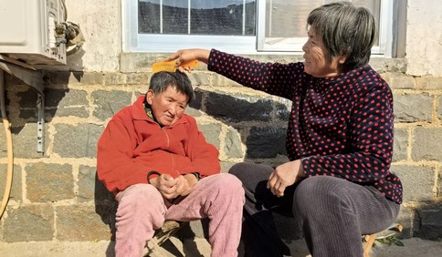 青岛故事｜七旬闫学菊：带着智障小姑子改嫁的“顶梁柱”，47年坚守诠释姑嫂情深