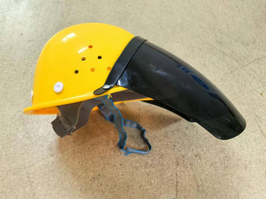 青岛地铁班组建设再立新功！“头盔式”安全面罩解决焊工难题