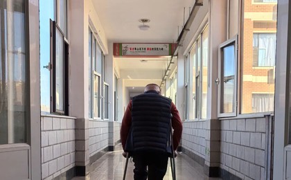 伤筋动骨不误育人,拄拐返校践行初心——日照实验...