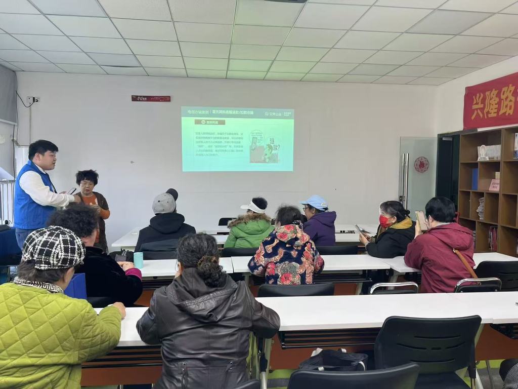 文化进万家｜市北区兴隆路街道滨江路社区开展“银龄学AI·智享新生活”公益课堂活动
