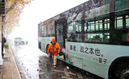 雪落潍坊，公交温暖如常：看第一场冬雪中的“城市...