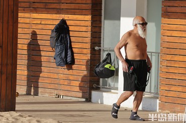 青岛：寒冬中的冬泳者