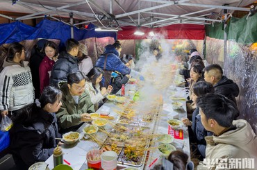 青岛这个地铁站外的小夜市火了！