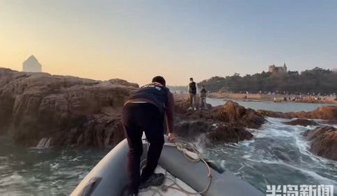 青岛故事丨不惜撞坏救援艇！两山西游客被困礁石，青岛救援队多次触礁救援