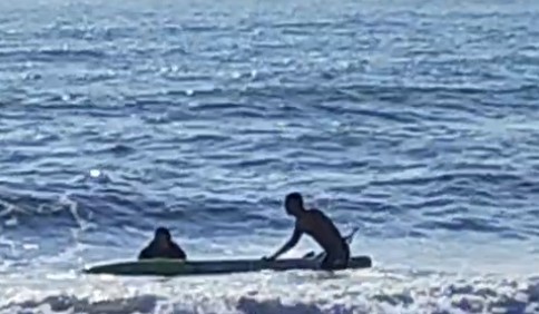 青岛故事丨 “巧克力大爷”再显身手！男子被困大浪中，“桨板高手”出海营救