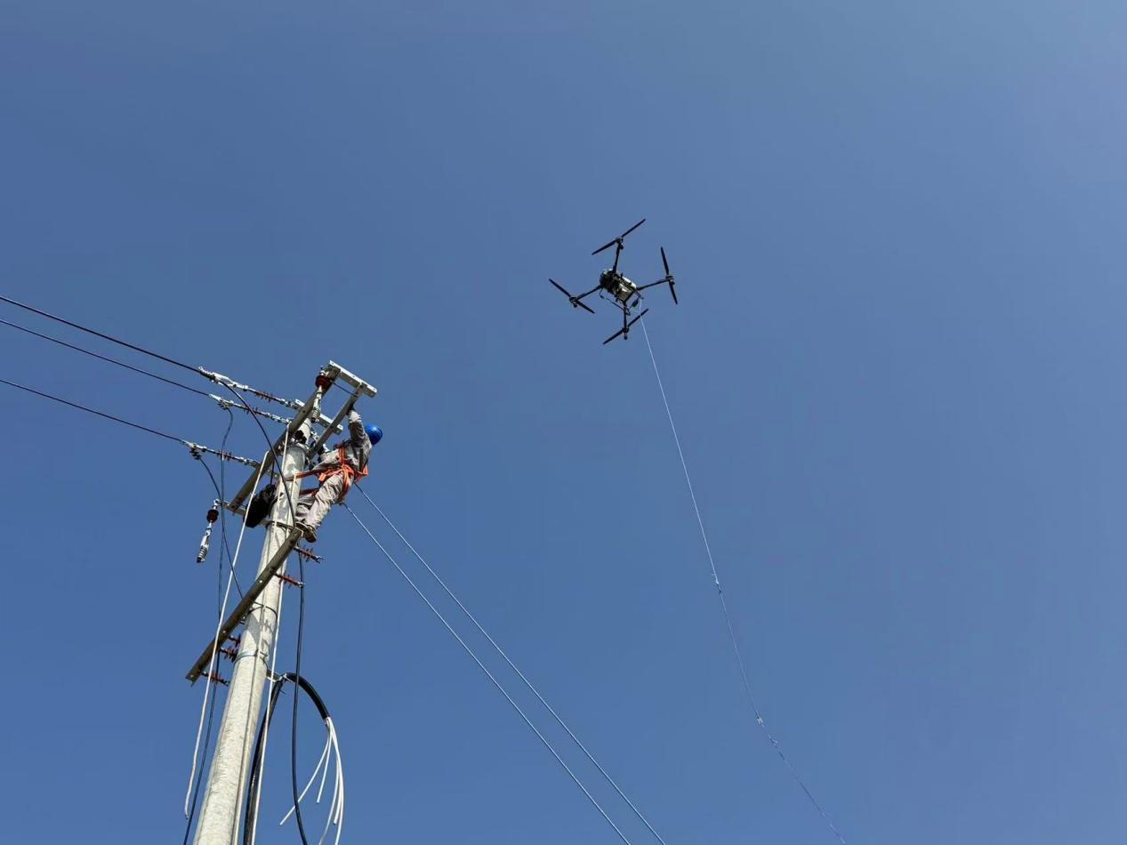 中铁八局无人机“空中穿针”技术攻克既有线临电架设难题