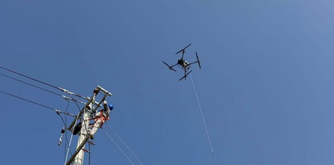 中铁八局无人机“空中穿针”技术攻克既有线临电架设难题