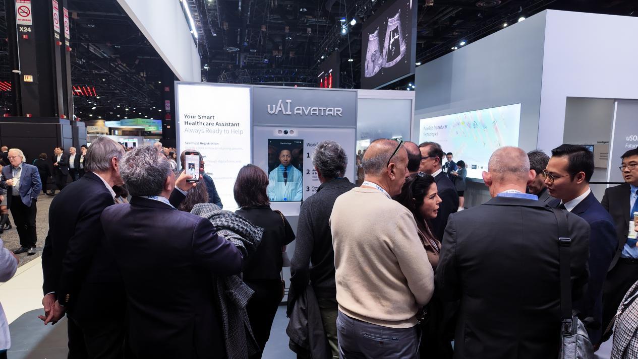 73种胸部异常自动检出、提供个性化导诊建议的数字人……中国智能医疗装备亮相2025 RSNA