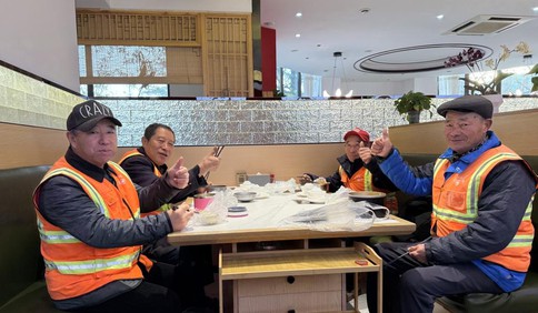 青岛故事 | “我们一起让家园更美丽！”60多名环卫工今冬吃上“免费早餐”